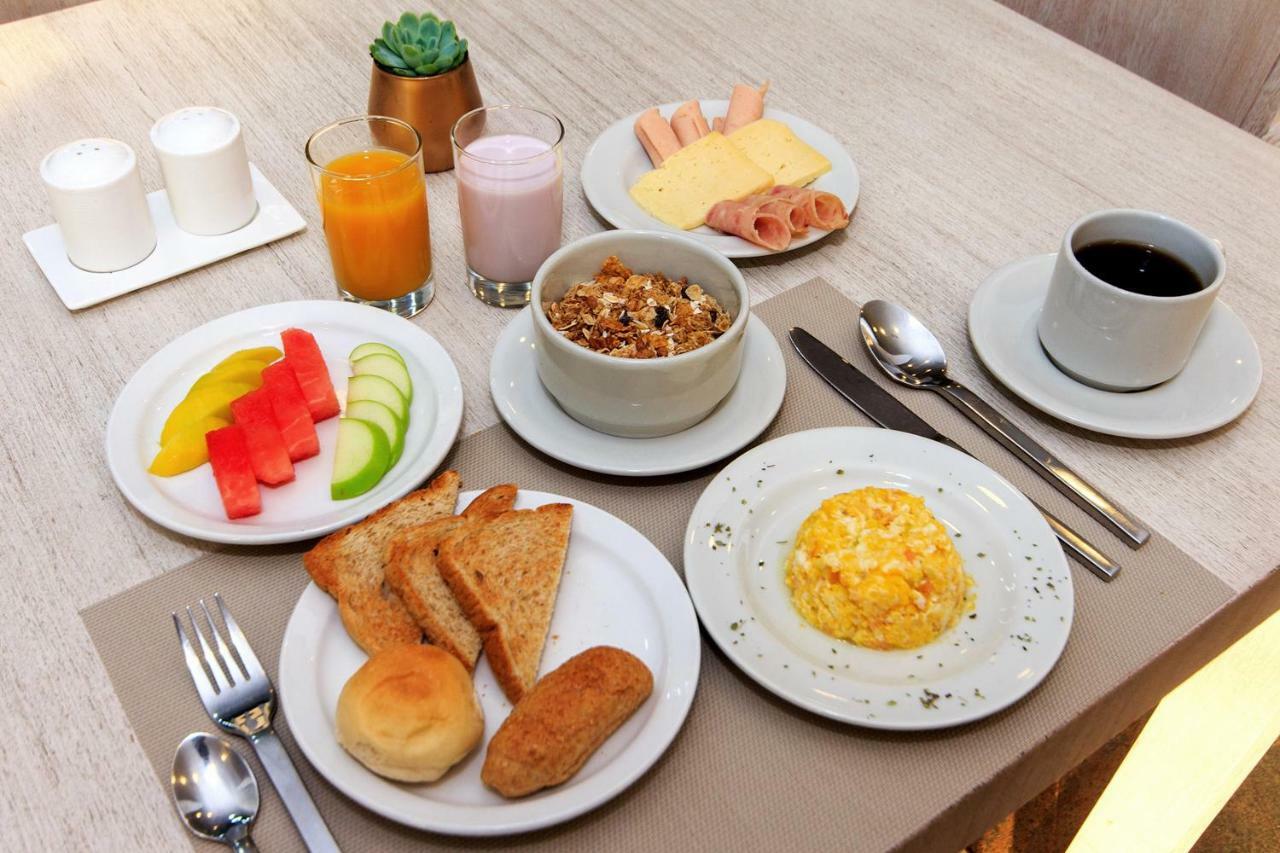Hotel American Visa Tower Bogota Bagian luar foto